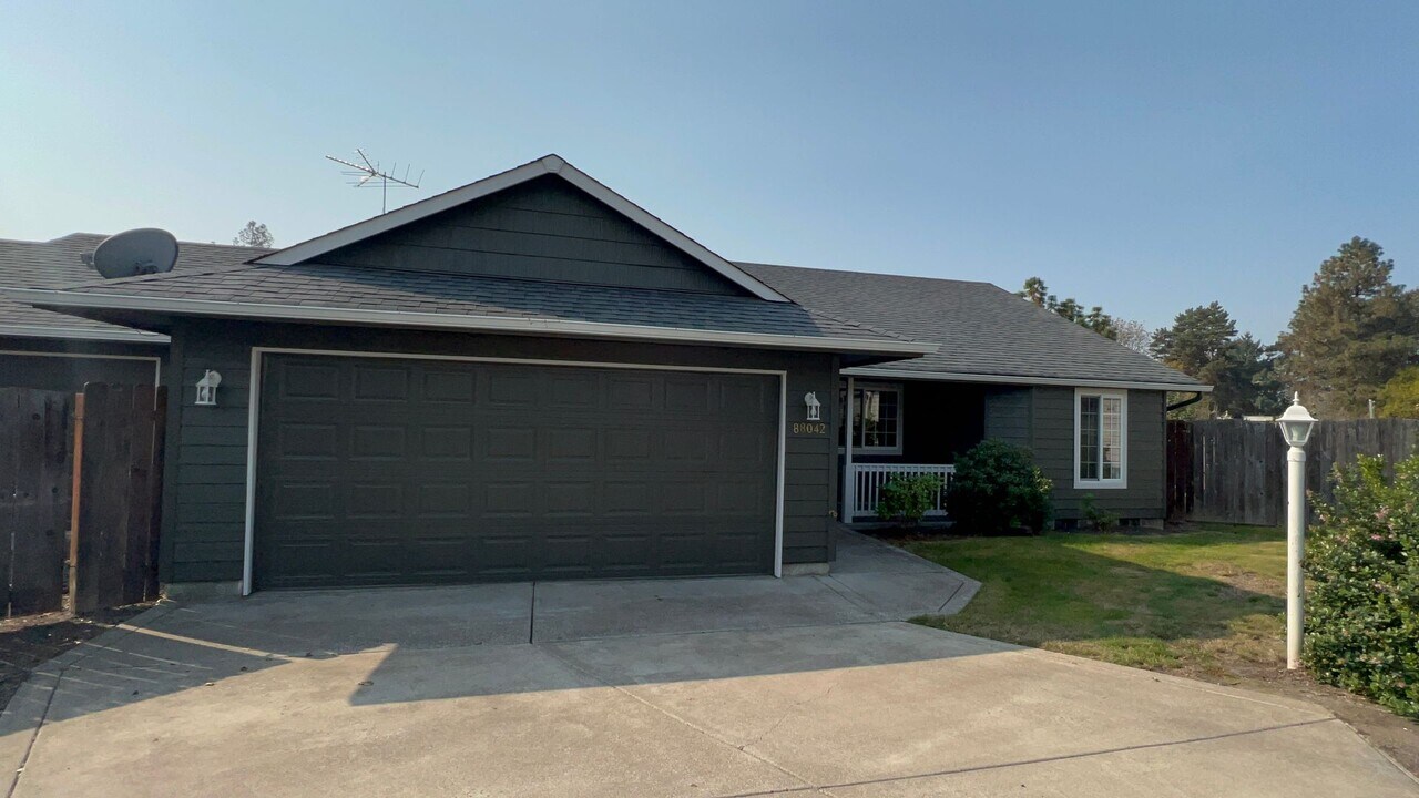 88042 Pine St in Veneta, OR - Building Photo
