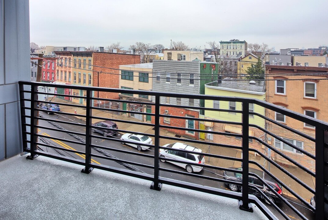 391 Palisade Ave in Jersey City, NJ - Building Photo