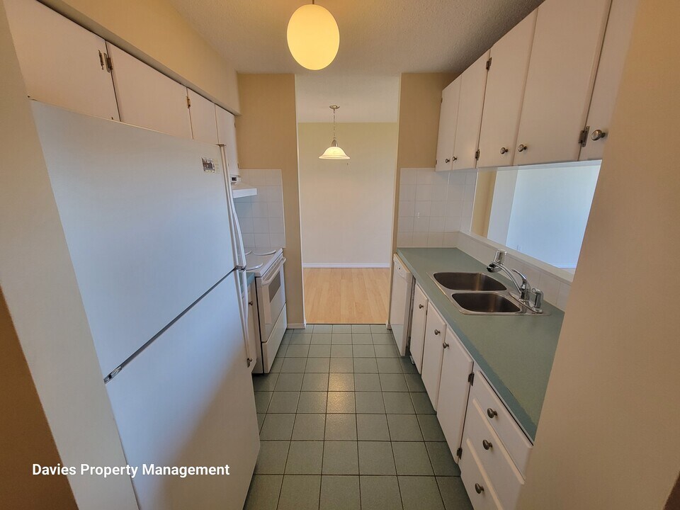 8315-8105 105 St NW in Edmonton, AB - Building Photo