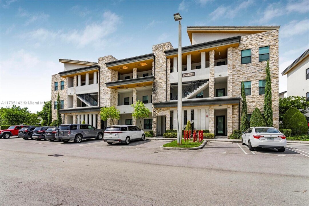 7865 NW 104th Ave, Unit 33 in Doral, FL - Building Photo