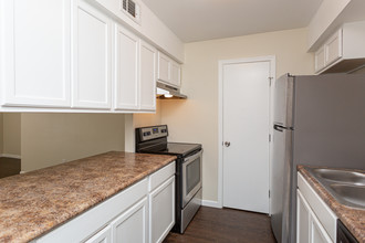 Cedarwood Apartment - All utilities included! in Baton Rouge, LA - Building Photo - Interior Photo