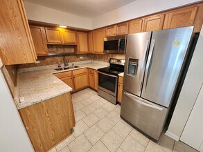 2230 S Goebbert Rd in Arlington Heights, IL - Building Photo - Building Photo