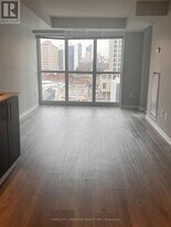 400 Adelaide St E in Toronto, ON - Building Photo