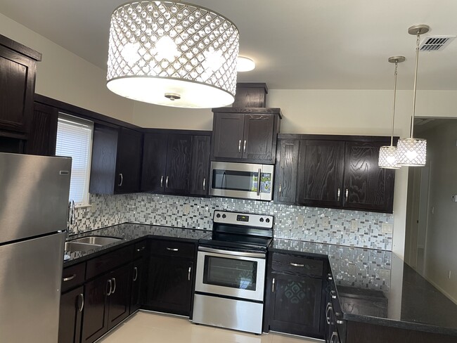 912 E Myrtle Beach Ave, Unit Apt #3 in McAllen, TX - Foto de edificio - Building Photo