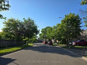 218 Pinnacle Trail in Aurora, ON - Building Photo - Building Photo