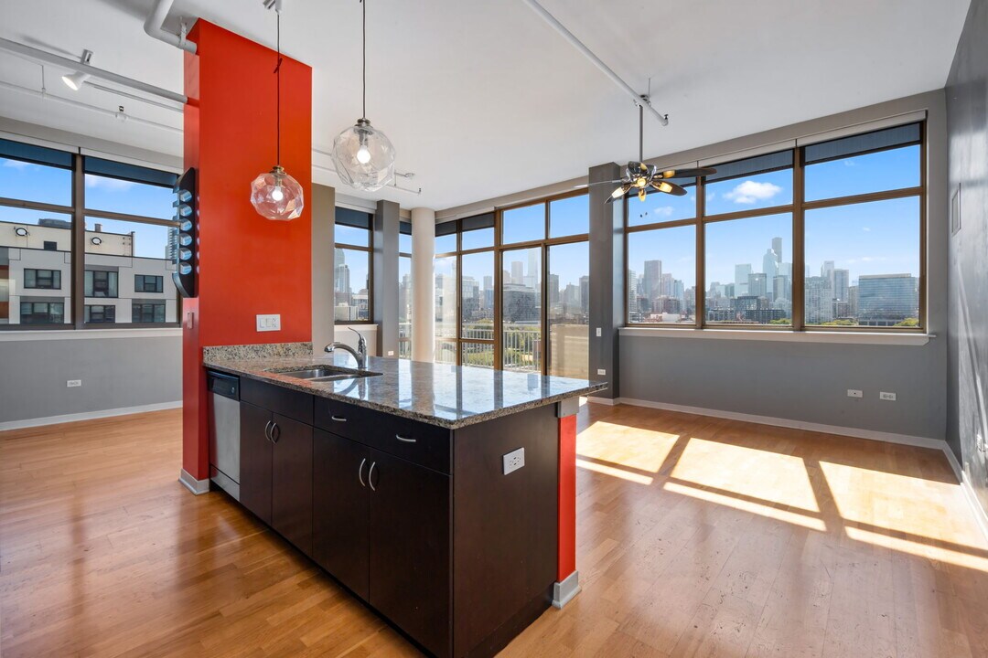 511 W Division St, Unit 807 in Chicago, IL - Building Photo