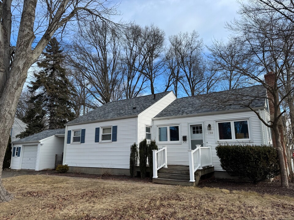 138 Somerset St in West Hartford, CT - Building Photo