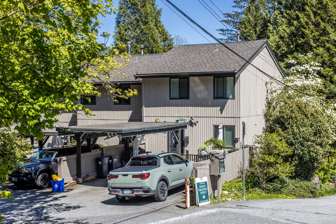 2020 Deep Cove Cres in North Vancouver, BC - Building Photo