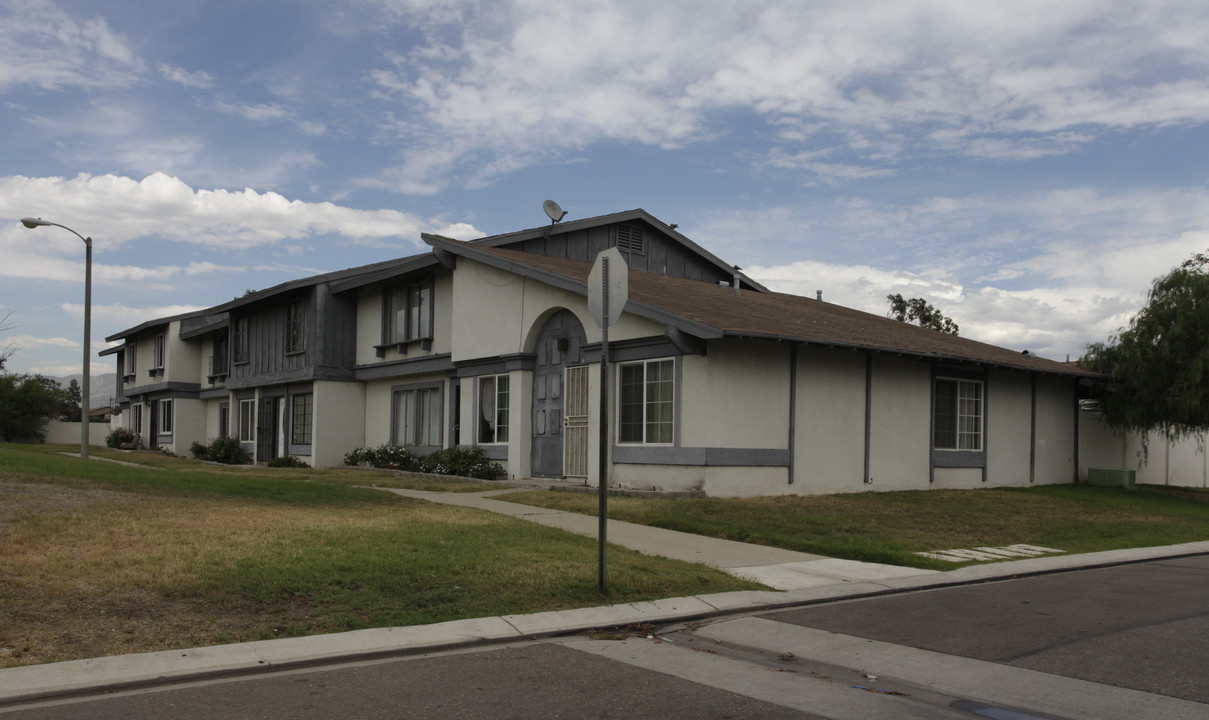 16810 Village Ln in Fontana, CA - Building Photo