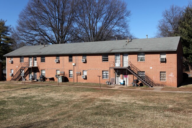 Garden Court in Winston-Salem, NC - Building Photo - Building Photo