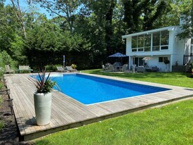 96 South Rd in Westhampton, NY - Building Photo