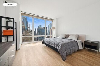 750 8th Ave in New York, NY - Building Photo - Building Photo