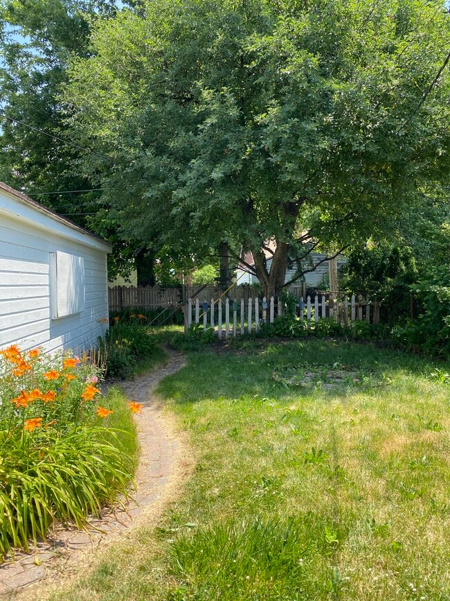 11448 Columbia in Redford, MI - Foto de edificio - Building Photo