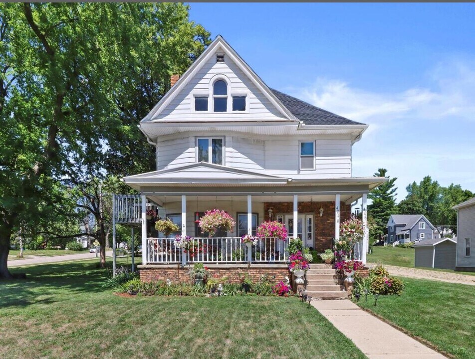 406 E Holum St in Deforest, WI - Foto de edificio