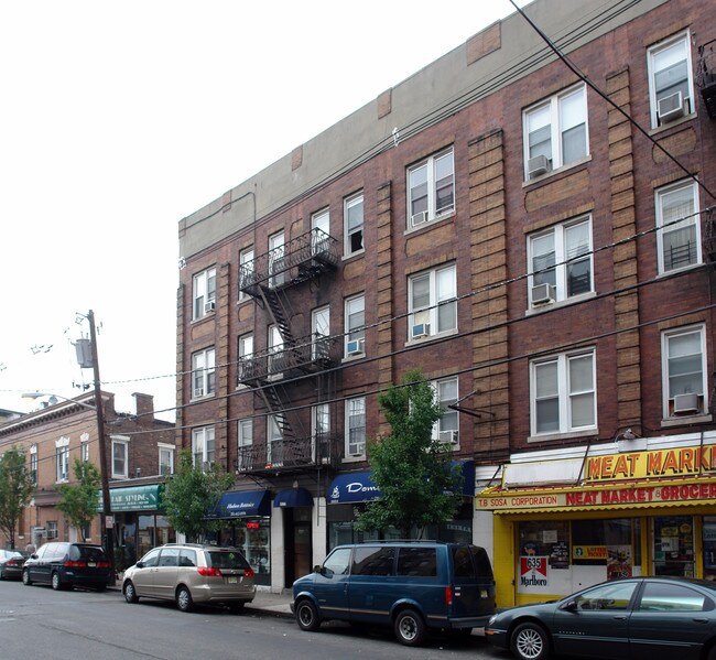 5806 Hudson Ave in West New York, NJ - Foto de edificio - Building Photo