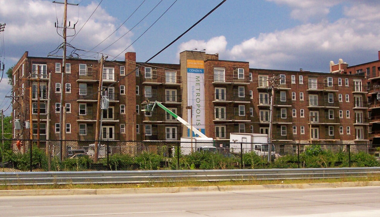 Metropolis DeBaliviere Place in St. Louis, MO - Foto de edificio