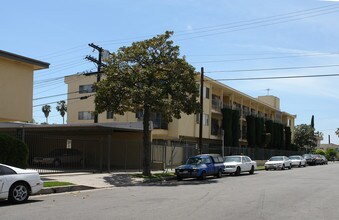 5030 Romaine St in Los Angeles, CA - Foto de edificio - Building Photo