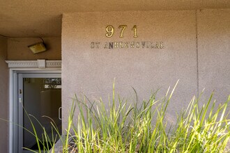 971 S St Andrews Pl in Los Angeles, CA - Foto de edificio - Building Photo