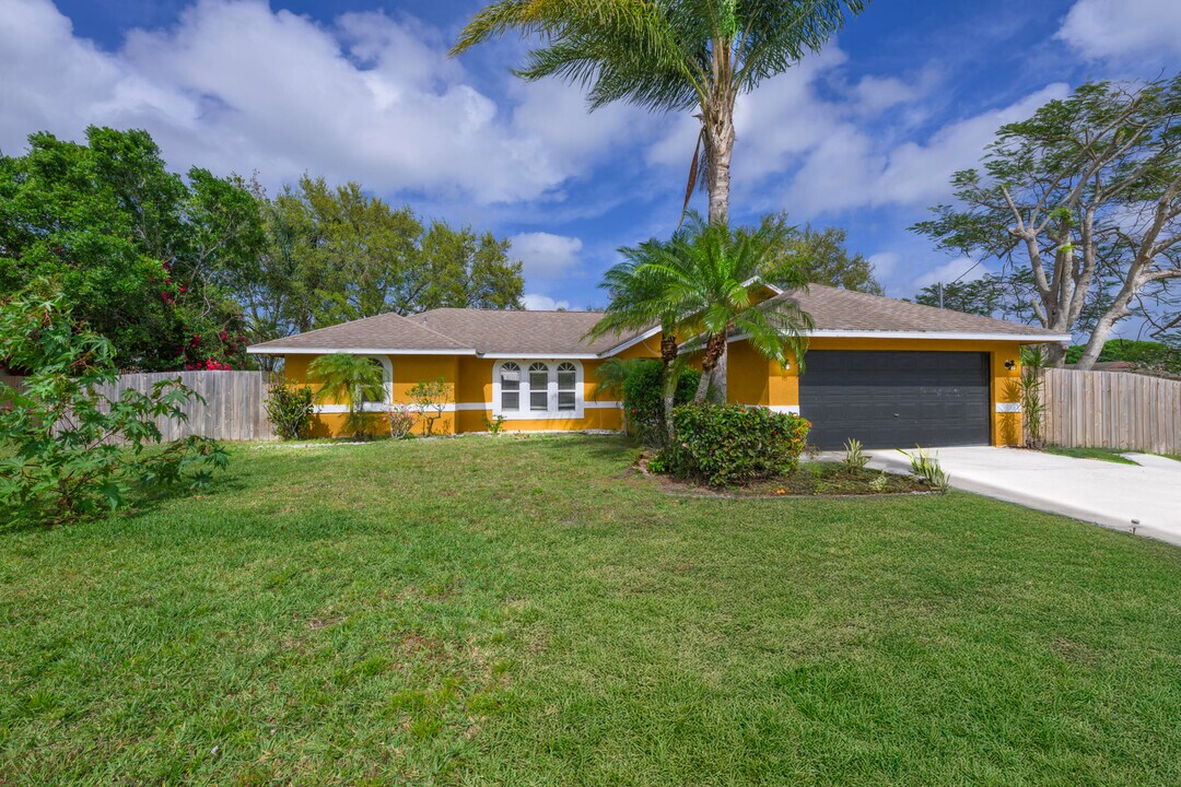 353 NW Ferris Dr in Port St. Lucie, FL - Building Photo