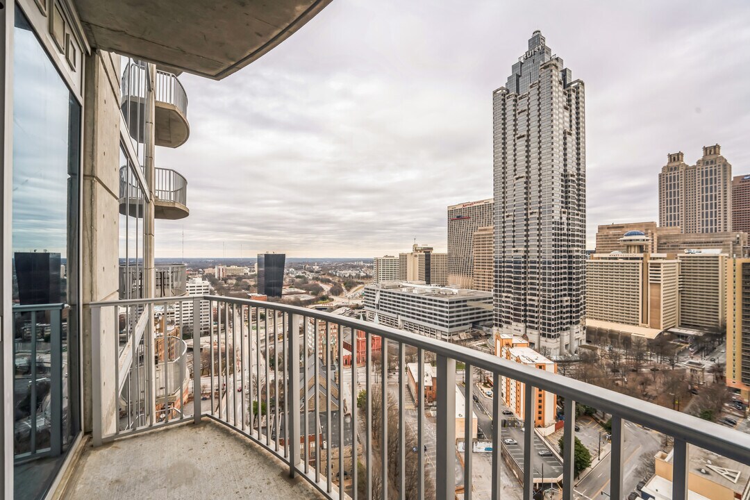 400 W Peachtree St NW, Unit #2810 in Atlanta, GA - Foto de edificio