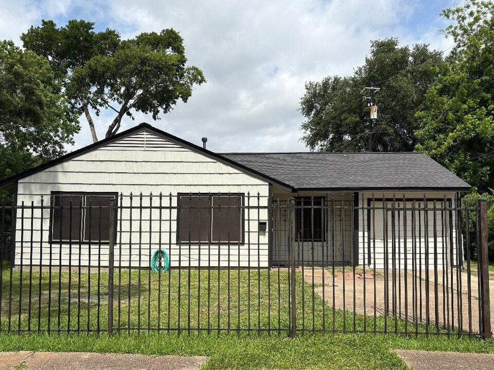6610 Kassarine Pass in Houston, TX - Foto de edificio