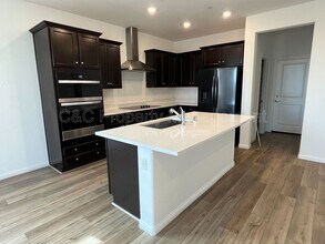 3102 Barnowl Wy in Manteca, CA - Foto de edificio - Building Photo