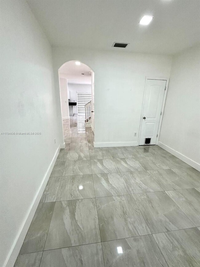 9285 SW 220th Ter in Cutler Bay, FL - Foto de edificio - Building Photo