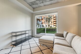 305 Blvd. Marcel-Laurin in St. Laurent, QC - Foto de edificio - Building Photo