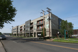 999 S Logan St in Denver, CO - Foto de edificio - Building Photo