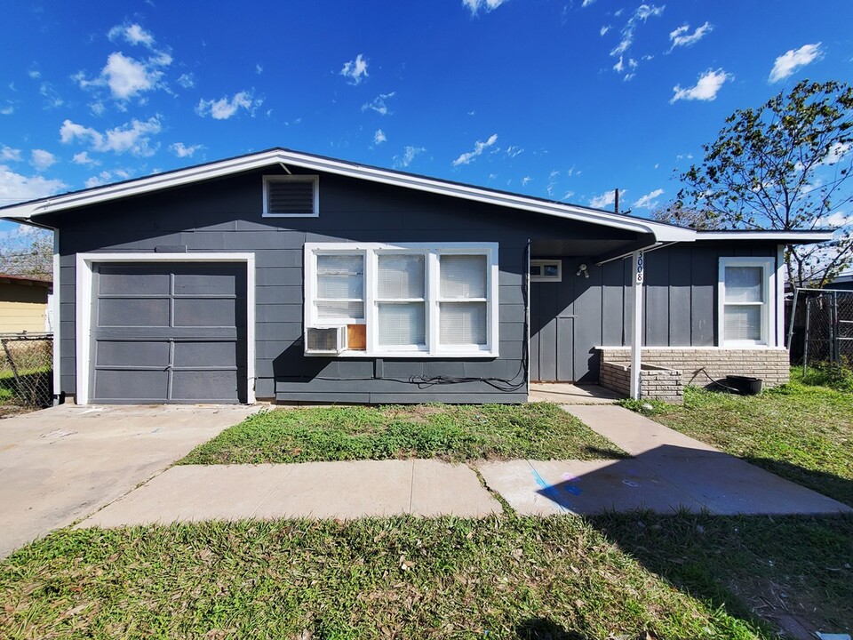 3008 Cedar St in Victoria, TX - Building Photo