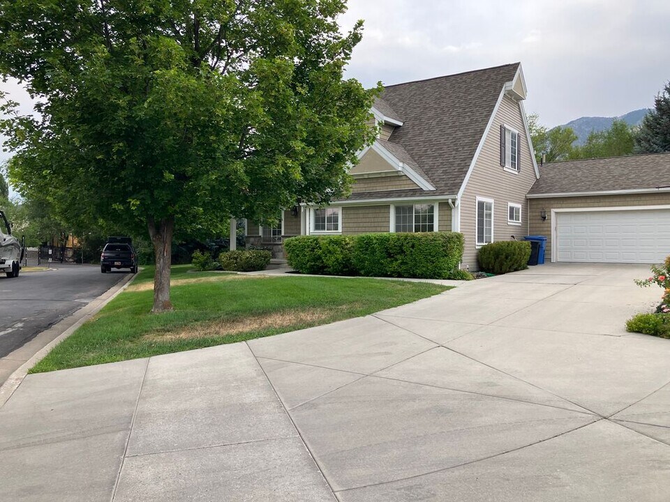 468 Cottage Ct in Providence, UT - Foto de edificio