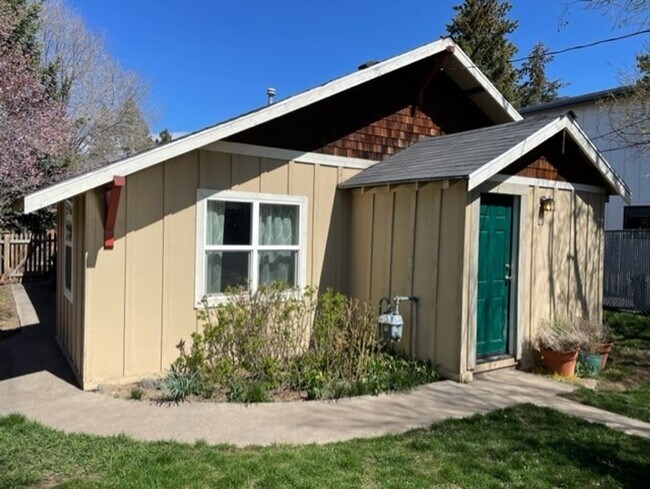 1345 NW Davenport Ave in Bend, OR - Foto de edificio - Building Photo