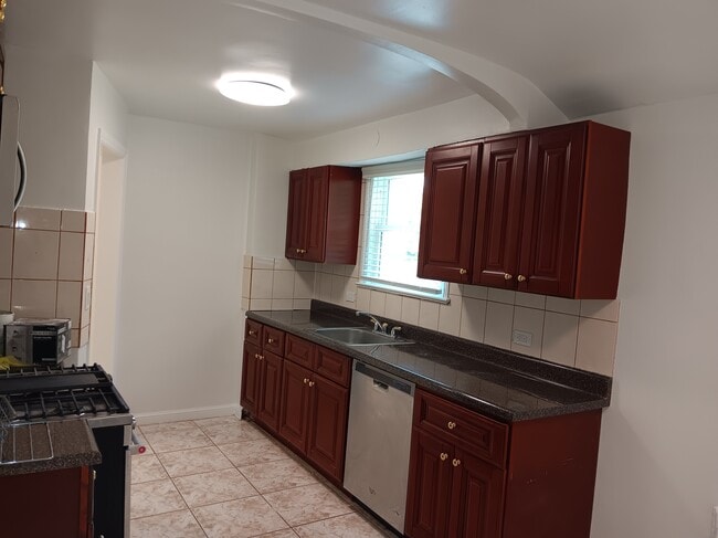 128 Hyatt Ave, Unit HHyatt Place in Yonkers, NY - Building Photo - Building Photo