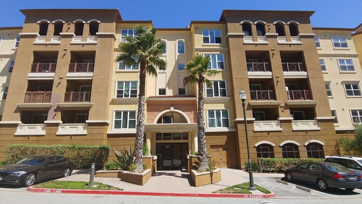 2260 Gellert Blvd in South San Francisco, CA - Foto de edificio