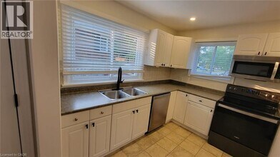 1402 Fisher Ave in Burlington, ON - Building Photo - Building Photo