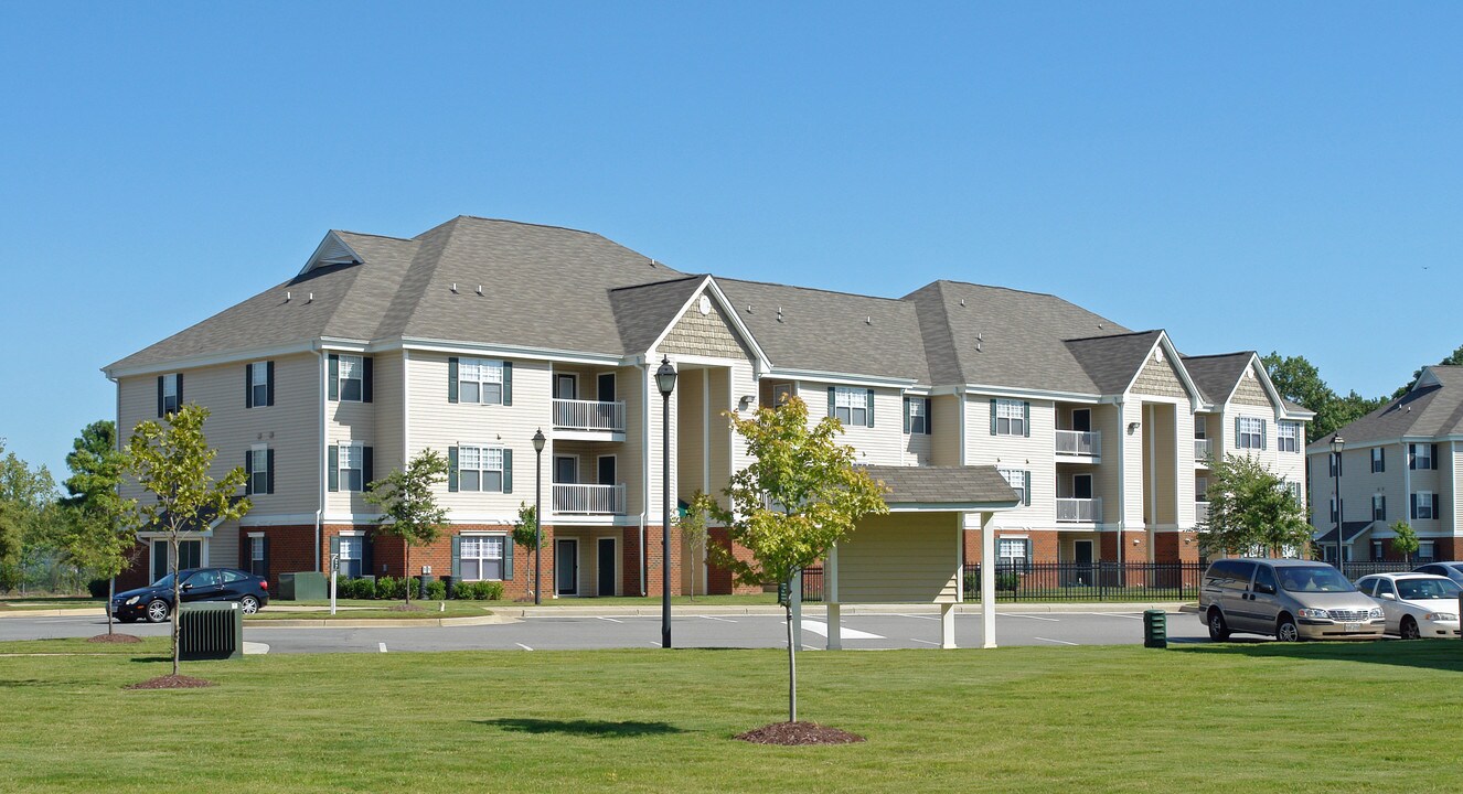 Whispering Oaks Apts LP in Portsmouth, VA - Building Photo