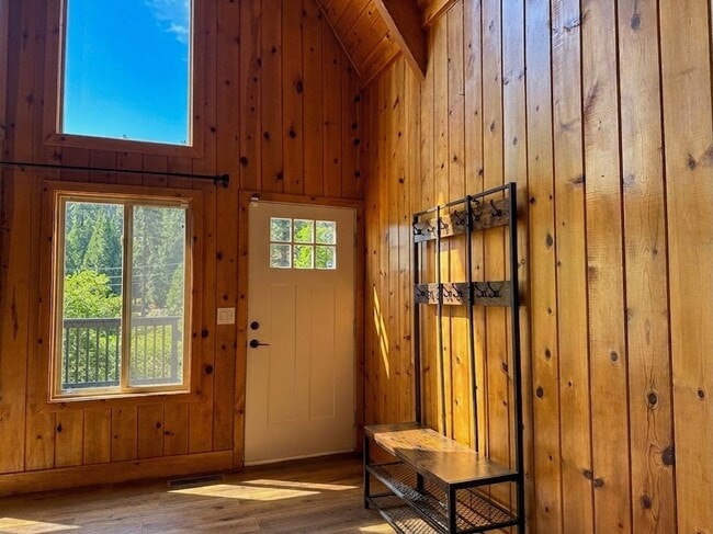 22374 Glenwood Dr in Crestline, CA - Building Photo - Building Photo