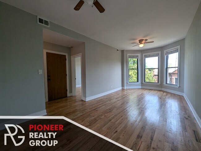 629 W Oakdale Ave in Chicago, IL - Building Photo - Building Photo