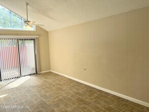 8160 San Jose Manor Dr E in Jacksonville, FL - Building Photo - Building Photo