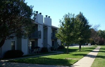 Willow Run Apartments in Topeka, KS - Building Photo - Building Photo