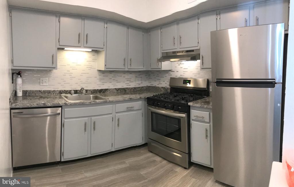 6113 Hilltop Dr in Brookhaven, PA - Building Photo