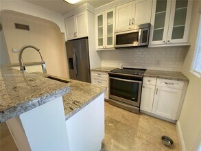 5940 SW 47th St in Miami, FL - Building Photo - Building Photo