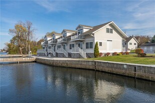 207 General Smith Dr in Sackets Harbor, NY - Building Photo