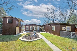 345 E Torrey St-Unit -B in New Braunfels, TX - Building Photo - Building Photo