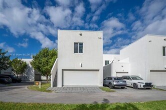 6611 NW 102nd Path in Doral, FL - Building Photo - Building Photo