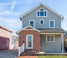 76 Coronado St in Atlantic Beach, NY - Building Photo