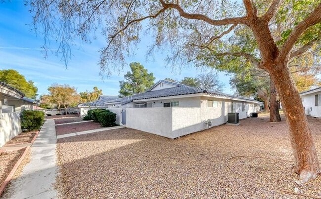 2116 Willowbury Dr in Las Vegas, NV - Building Photo - Building Photo