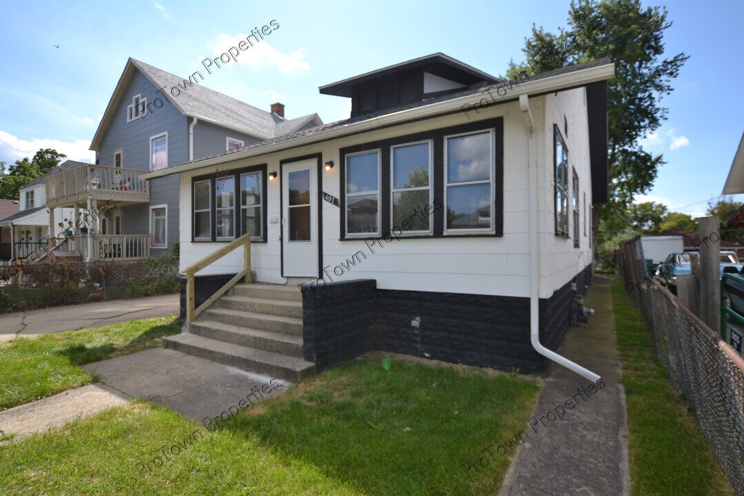 407 S Raynor Ave in Joliet, IL - Building Photo