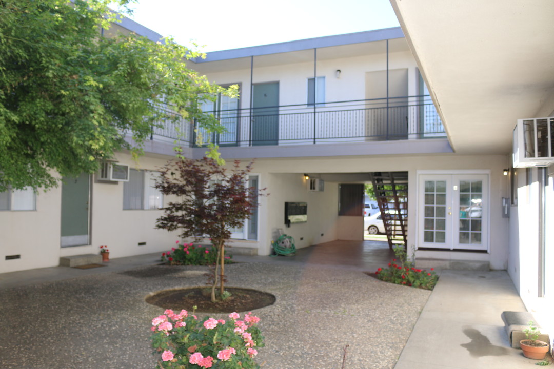 Deville Apartments in Yuba City, CA - Building Photo