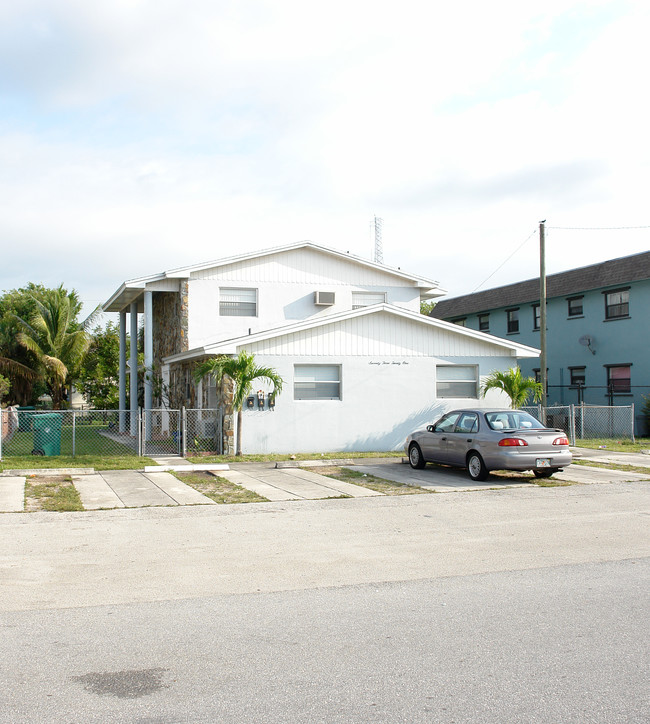 7321 NW 37th St in Hollywood, FL - Foto de edificio - Building Photo